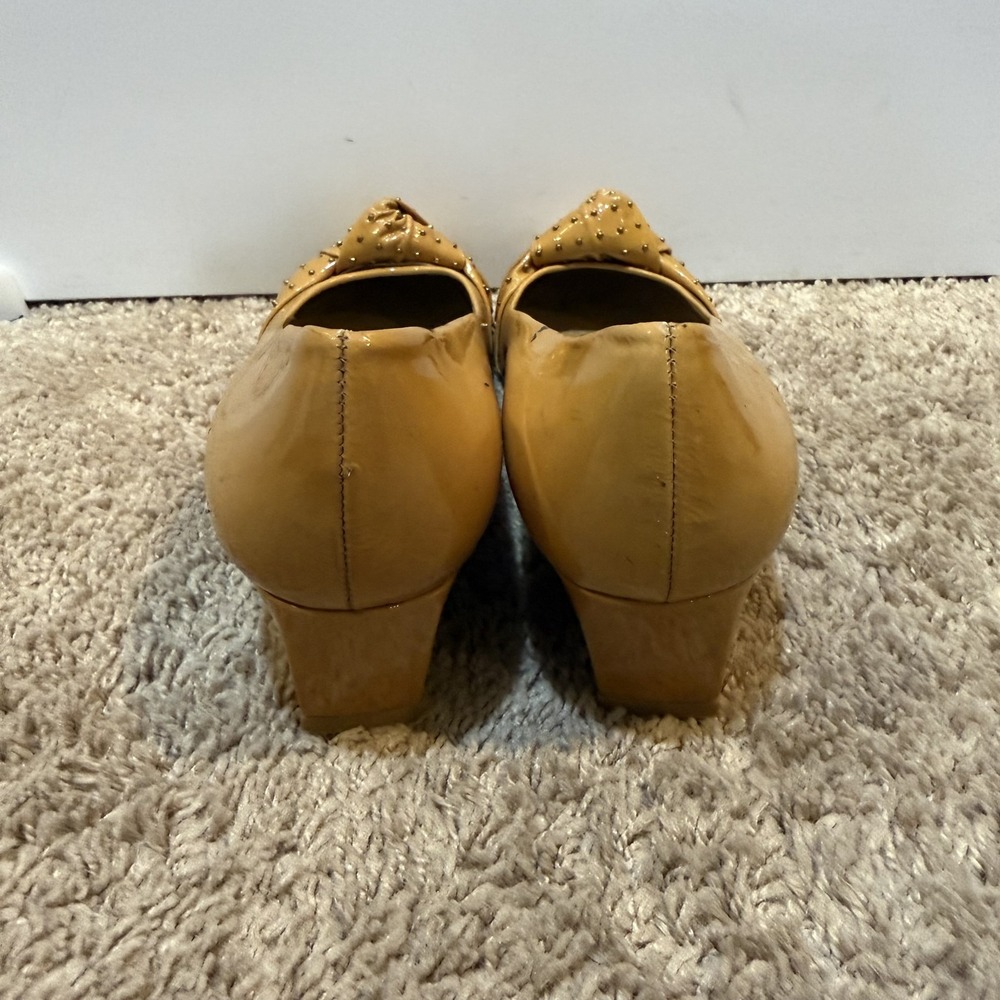 Stuart Weitzman Shoes Womens Size 10 Yellow Studded Bow Wedge Pumps JW73513 - Picture 4 of 9